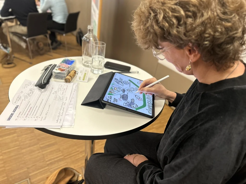 Participant working on the Zukunftsbilanz on a tablet