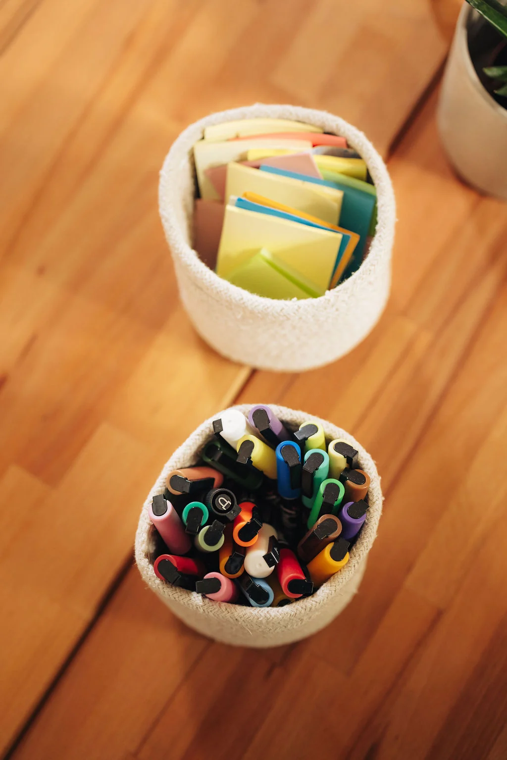 Two baskets with pens and moderation cards on a wooden table